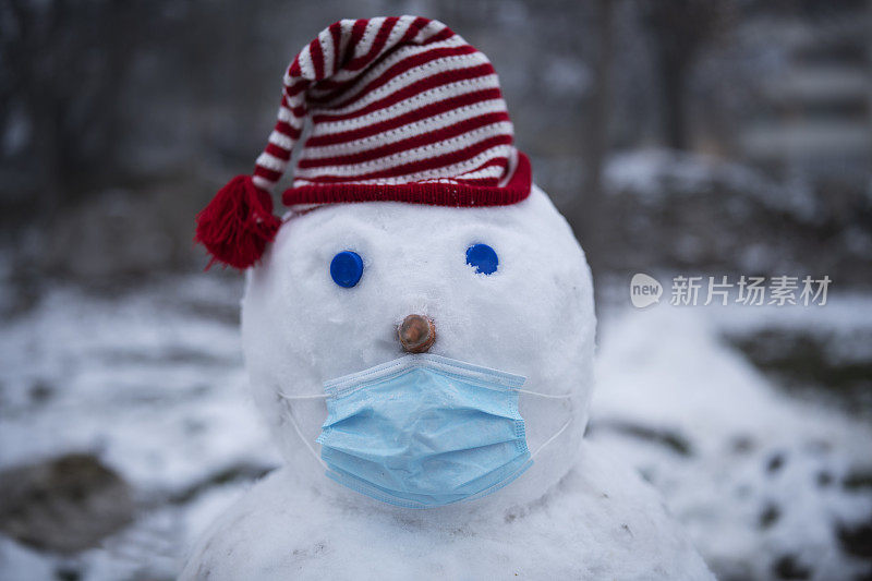 戴着防护面罩的雪人。