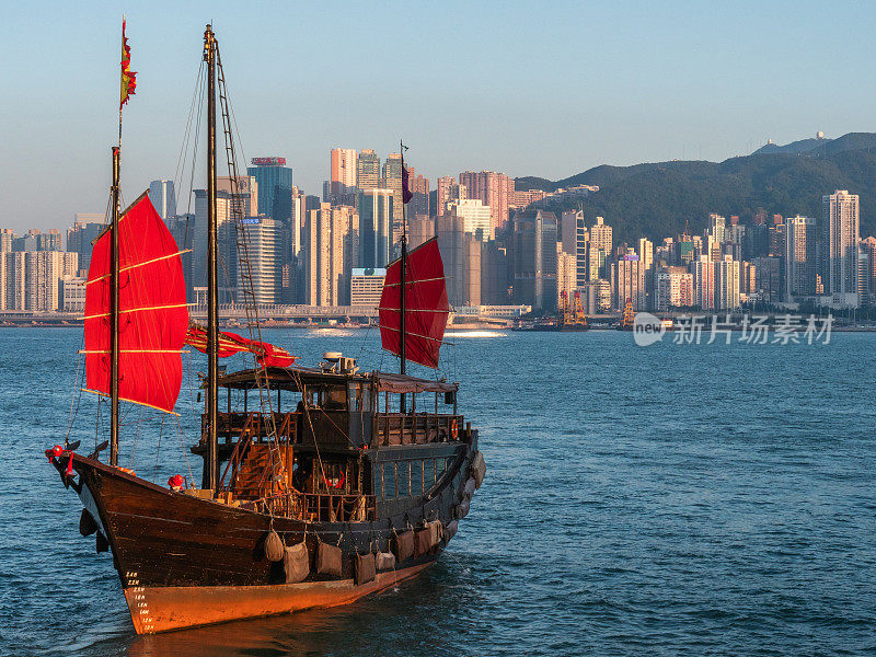 日落时分，香港维多利亚港的舢板