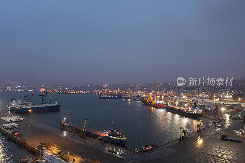 货柜码头夜间鸟瞰图。