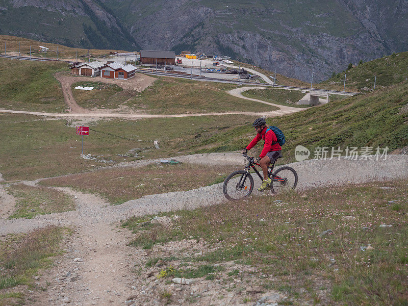 夏天，山地自行车手沿着小路骑行