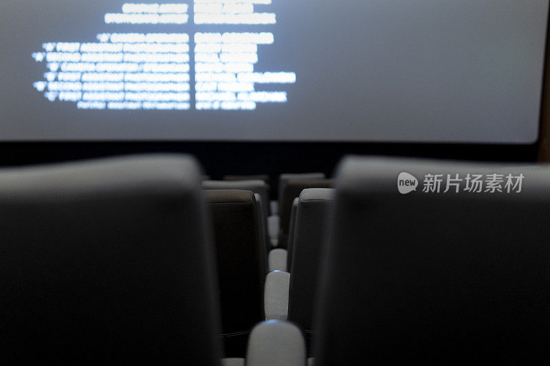 影院里有数字和投影屏幕的舒适座位