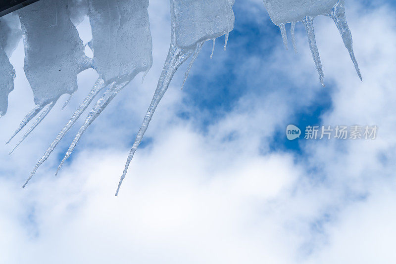 加拿大滑铁卢地区圣雅各布斯屋顶上的冰柱和雪