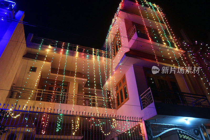 印度传统节日的灯，像圣诞节的排灯节，用五颜六色的仙女灯装饰的房子的形象。