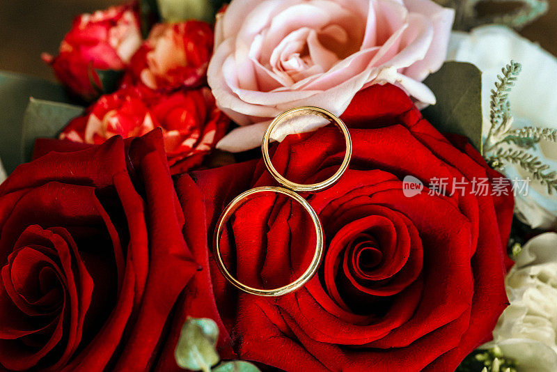 结婚戒指在红玫瑰库存照片