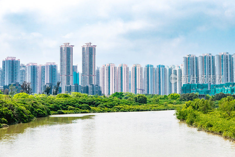 中国香港天水围湿地公园上方的高层公寓。