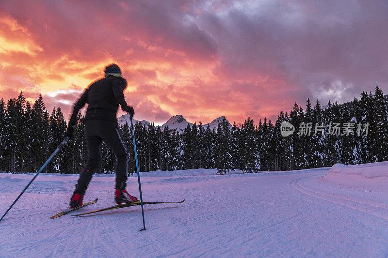 越野滑雪在日落