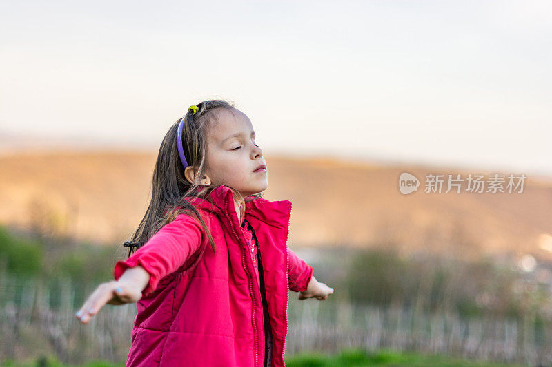 孩子在户外伸出双手