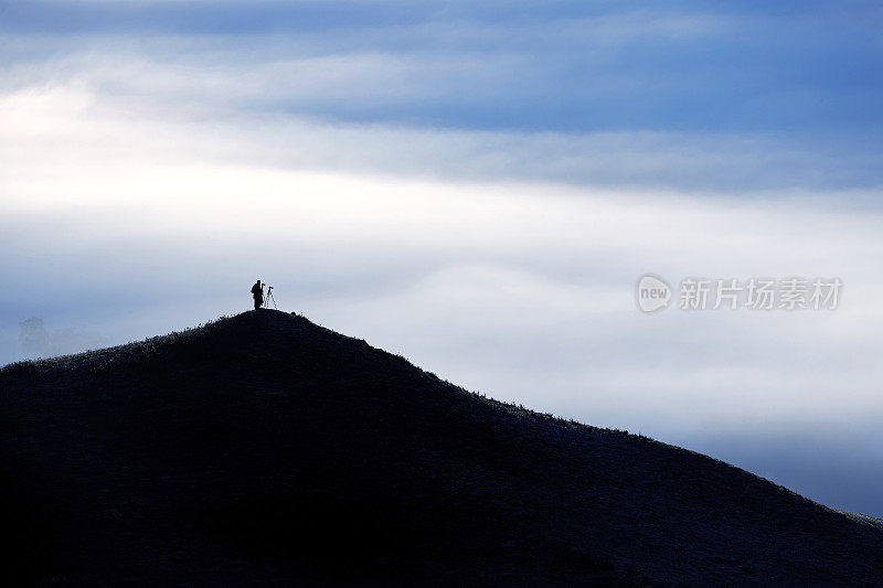 田园诗秋天早晨的平流层雾