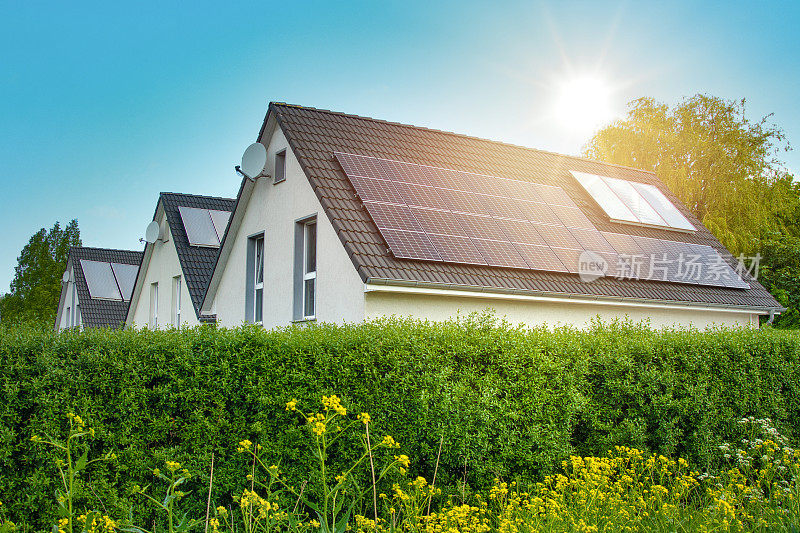 现代家庭住宅屋顶上的太阳能电池板