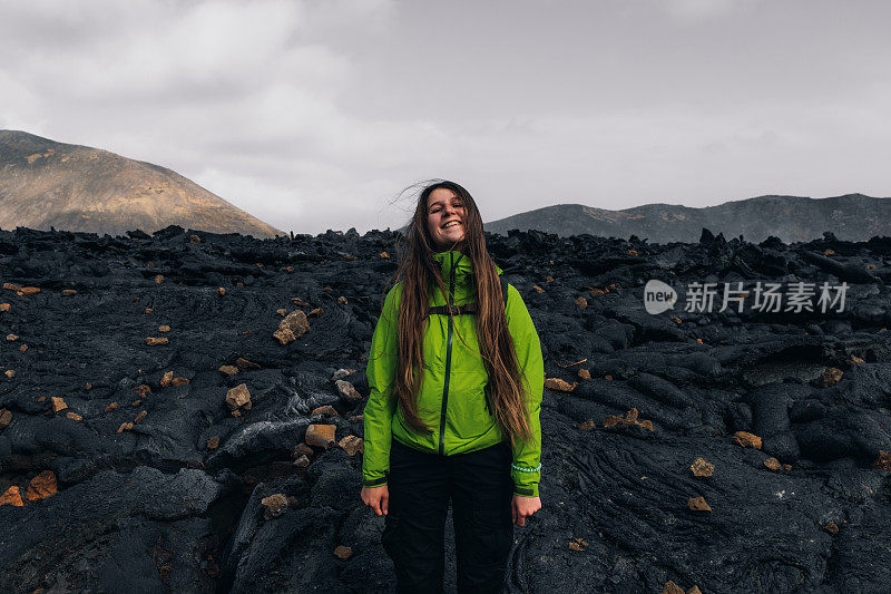 在冰岛fagradalsjall火山喷发徒步旅行的女性旅行者