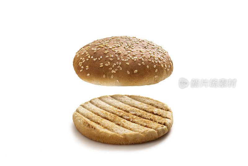 夹有芝麻的汉堡面包，切成一半，单独烤在白色的面包上
