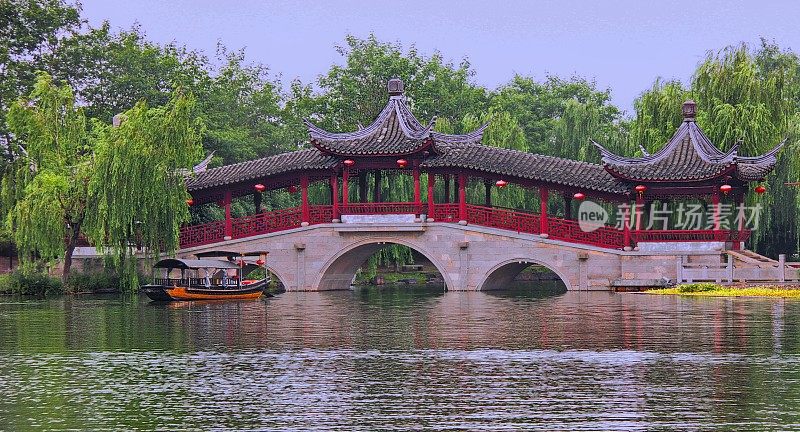 中国西塘古水乡运河上的传统桥