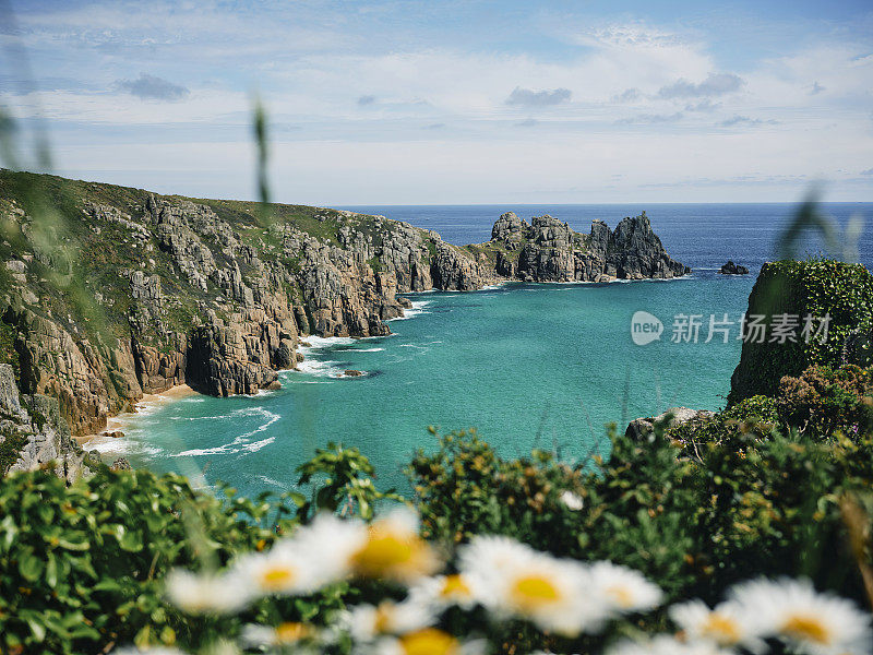 6月的一个阳光明媚的日子，在涨潮的佩顿范德海滩南康沃尔的风景。