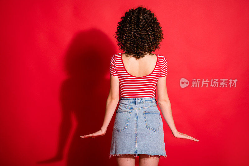 背影背影脊柱视图照片的年轻女孩匿名平衡手孤立在红色背景