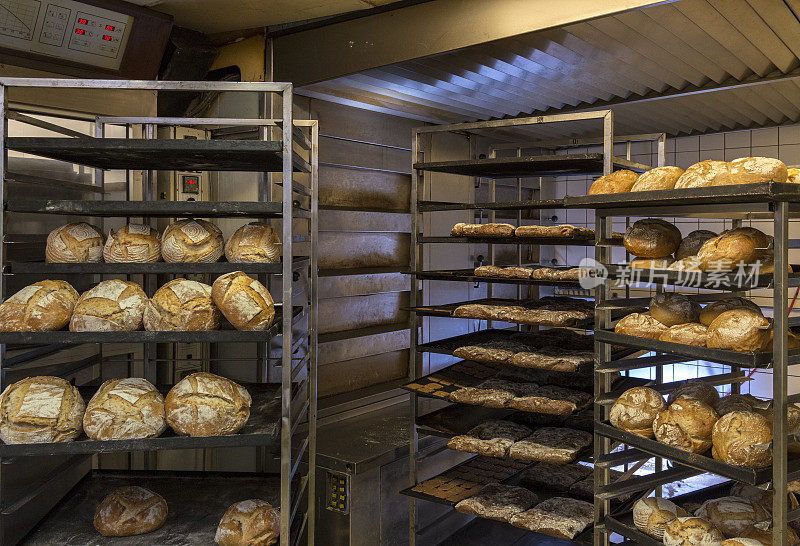 面包店;刚从烤箱里拿出来放在架子上的传统面包
