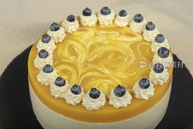 芒果芝士蛋糕，奶油芝士配以奶油和蓝莓