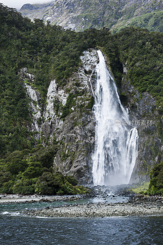 新西兰峡湾国家公园米尔福德湾的鲍恩夫人瀑布