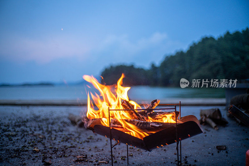 在我的露营之旅的海滩上点燃篝火