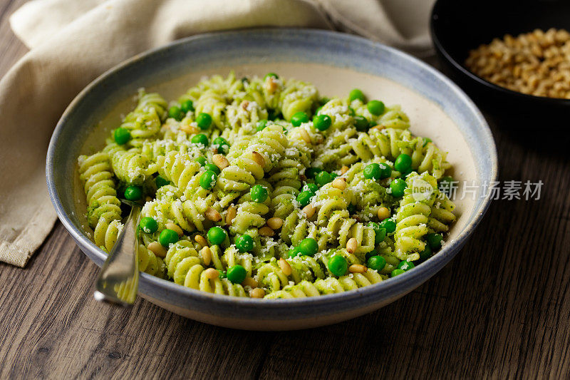 健康的意大利通心粉配绿豌豆和素食西兰花香蒜酱