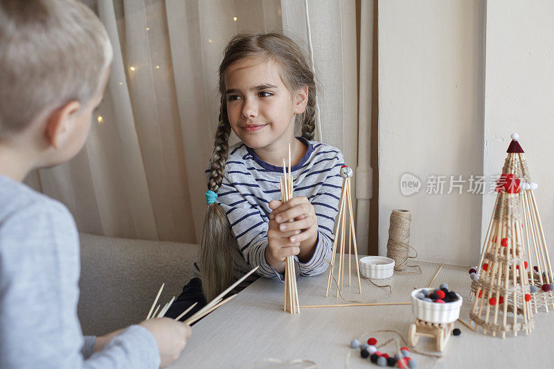 孩子们用竹竿制作圣诞树、可重复使用的装饰品、自己动手做新年装饰品