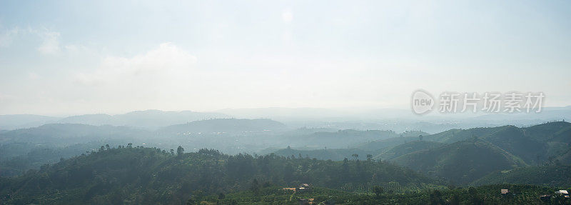 越南林东省宝禄镇林魁帕庵宝塔附近的山谷和山的美丽景色