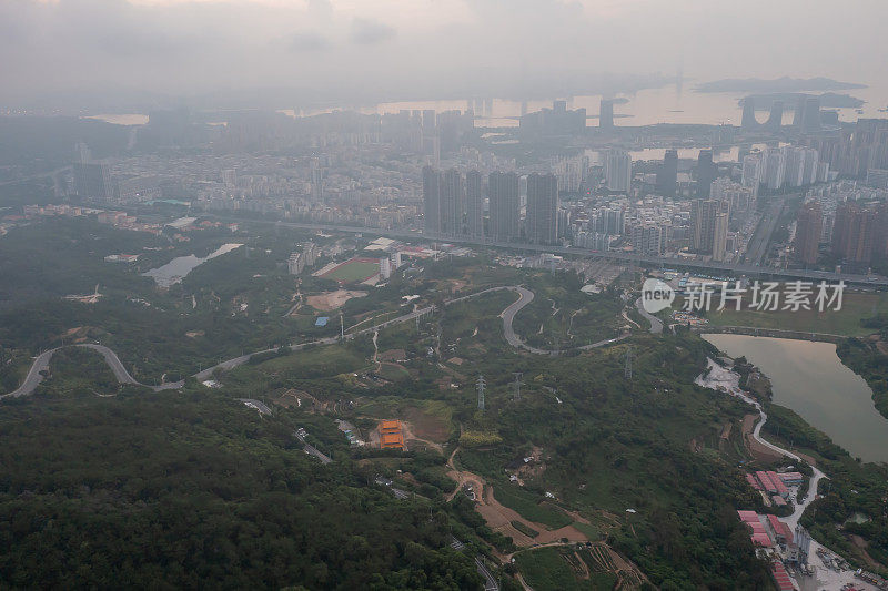 黎明时分，城市笼罩在云雾和蜿蜒的山路中