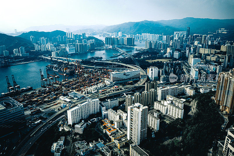 香港港口的起重机和集装箱