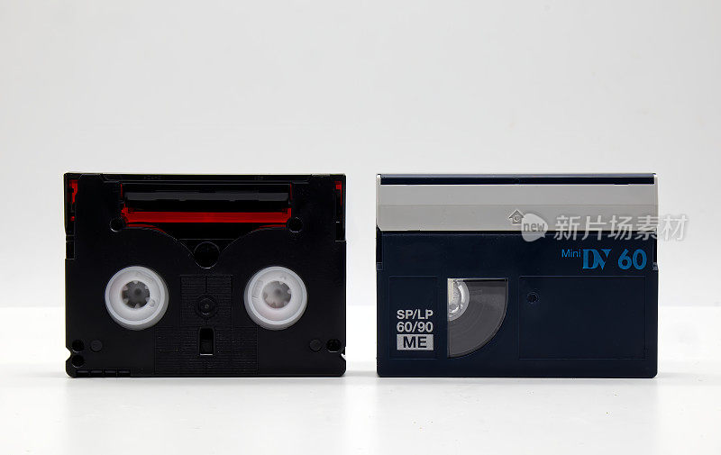 古董迷你DV录像带磁带孤立在白色背景。90年代的复古技术