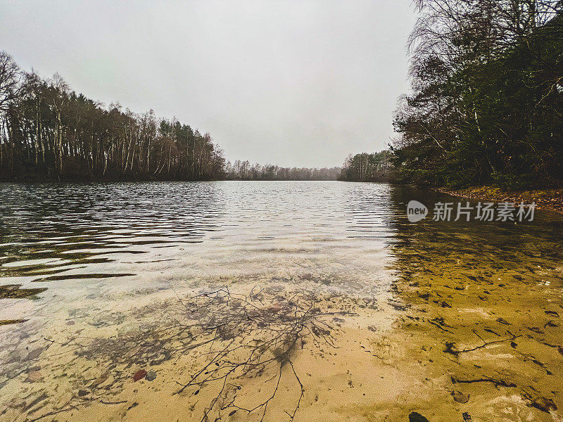 冬天的湖在雨天。