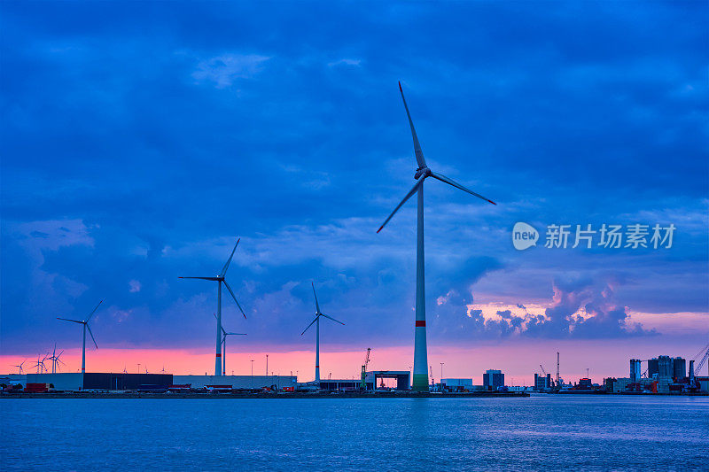 傍晚安特卫普港口的风力涡轮机