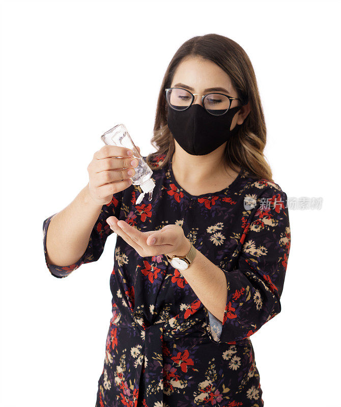 年轻女子戴着口罩，戴着抗菌凝胶