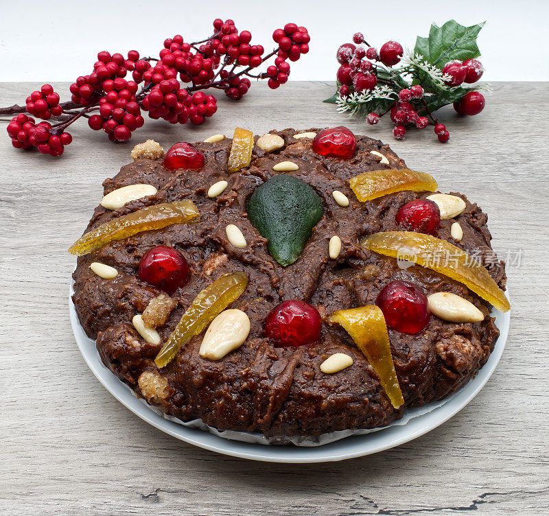 自制意大利切尔托西诺，博洛尼亚传统圣诞甜点。Certosino由五种中国香料制成:蜂蜜、杏仁、松子、黑巧克力和蜜饯水果。