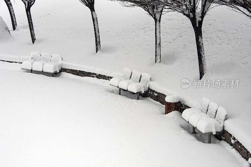 长椅上有雪