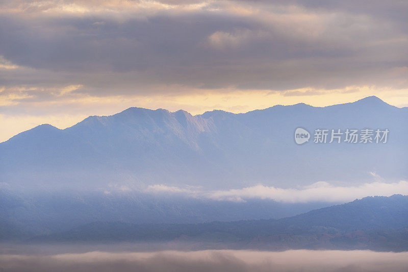 泰国南省邱曼市清晨的雾景