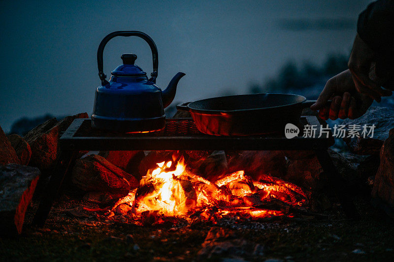 在篝火上准备食物