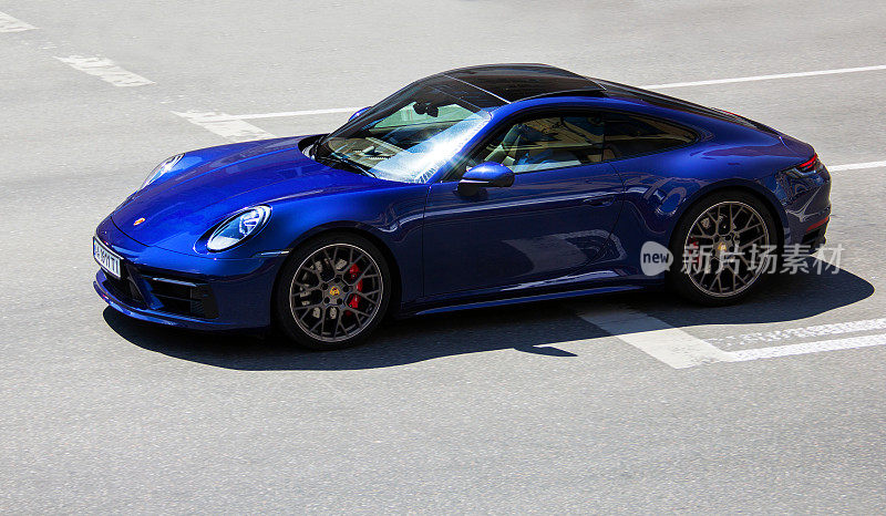 蓝色超级跑车保时捷911卡雷拉S