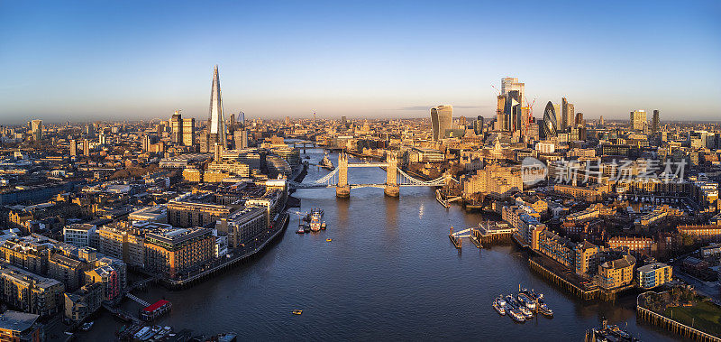 在金色的日出光线下，伦敦天际线的鸟瞰图