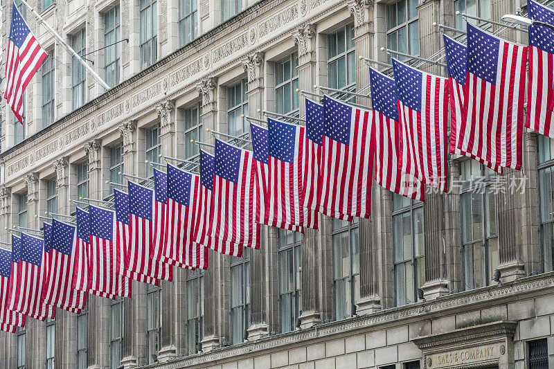 美国国旗悬挂在纽约市摩天大楼的正面