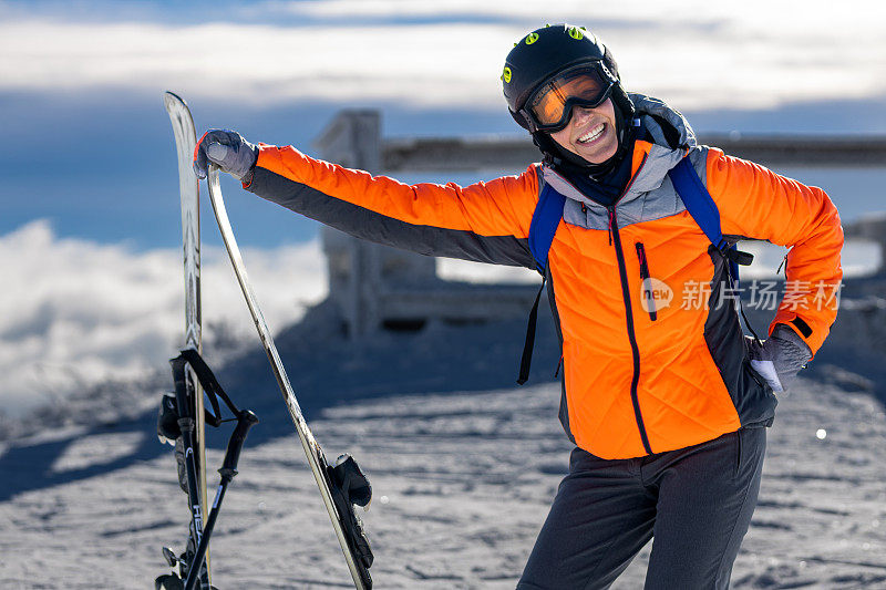 在山上滑雪