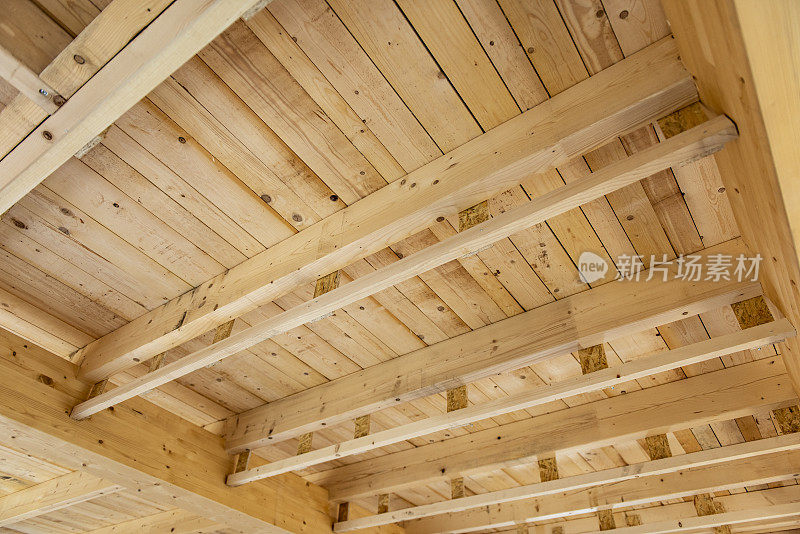 带有横梁的木质屋顶结构的内部视图