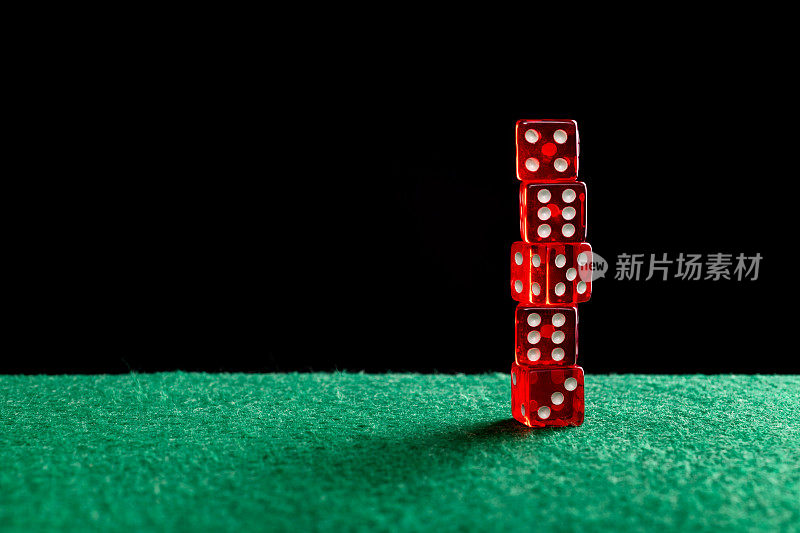 红色骰子在赌桌上堆叠