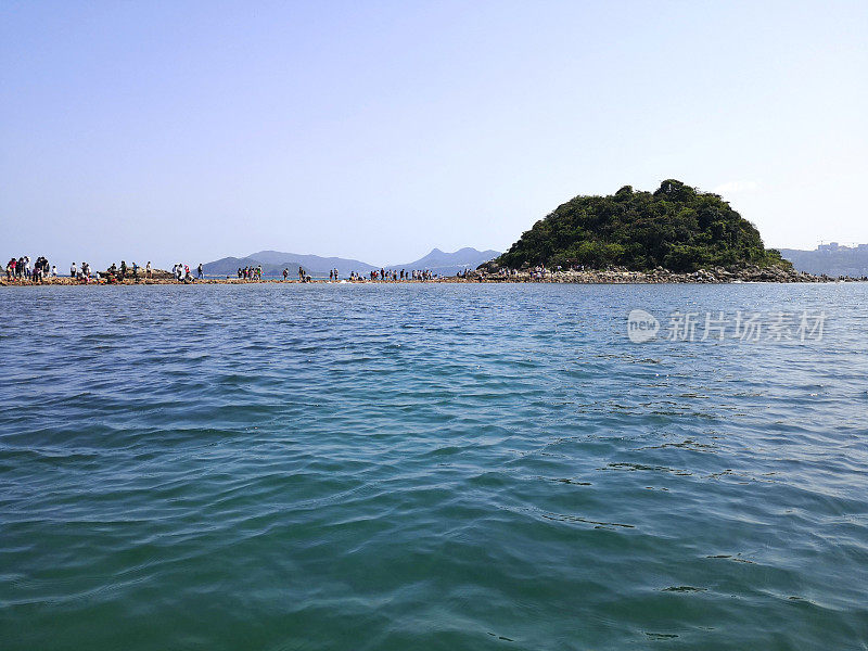 香港西贡，夏普岛，游客在汤波洛漫步