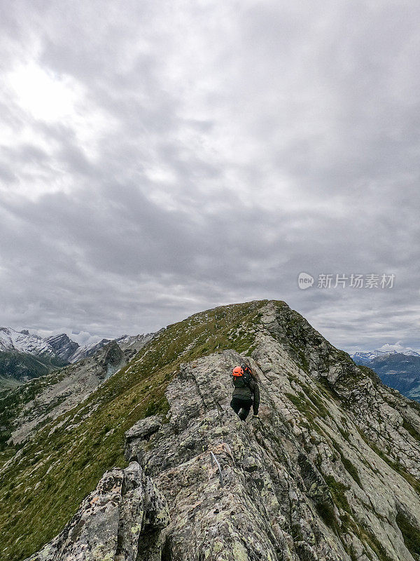 一个人在瑞士的山脊上徒步旅行