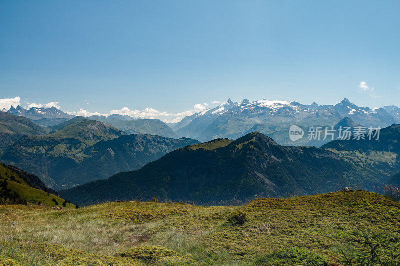 阿尔卑斯山脉的山峰和山体在瓦桑山谷景观在夏季