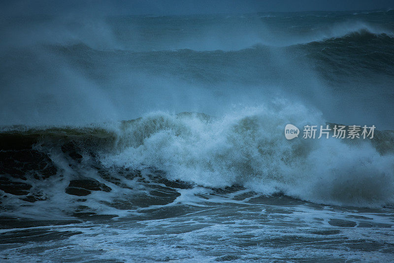 在暴风雨的日子，大海会掀起巨浪