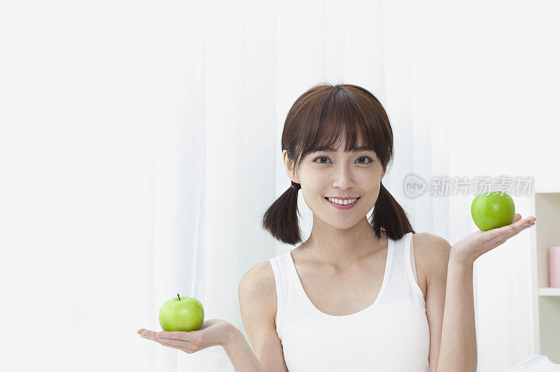 东方美女手托着苹果