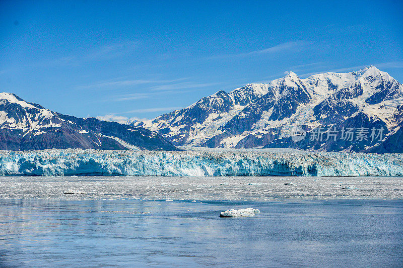 从路过的游轮上看美国阿拉斯加的哈伯德冰川，美丽的蓝天使冰川的蓝色令人惊叹。