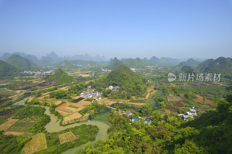 喀斯特地貌丰富多彩的农田