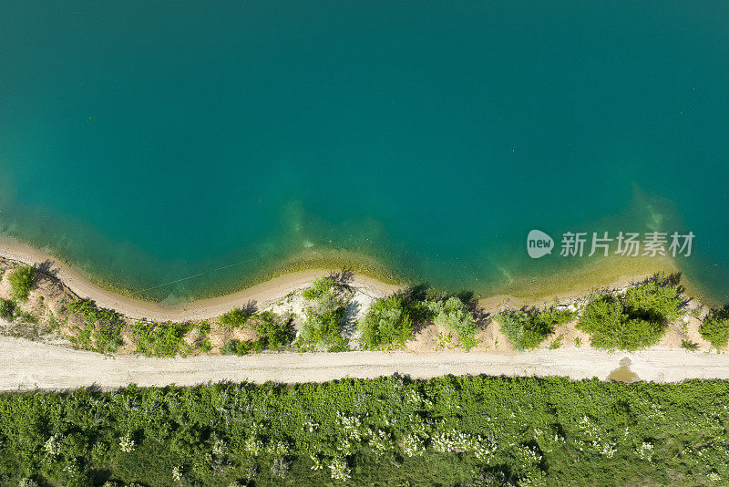 砂石及砂石露天开采，池塘带沉积物-鸟瞰图