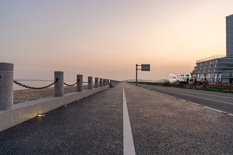 黄昏时空旷的道路